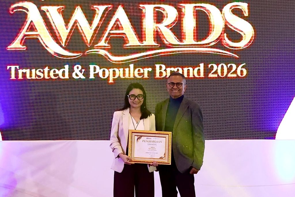 Hai đại diện cầm chứng nhận tại lễ trao giải Disway Awards 2026