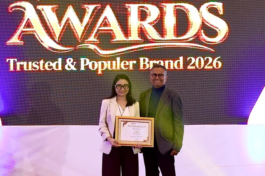Hai đại diện cầm chứng nhận tại lễ trao giải Disway Awards 2026