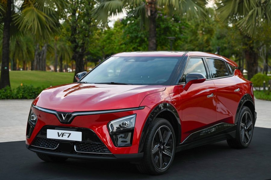 VinFast VF7 màu đỏ đỗ trong công viên