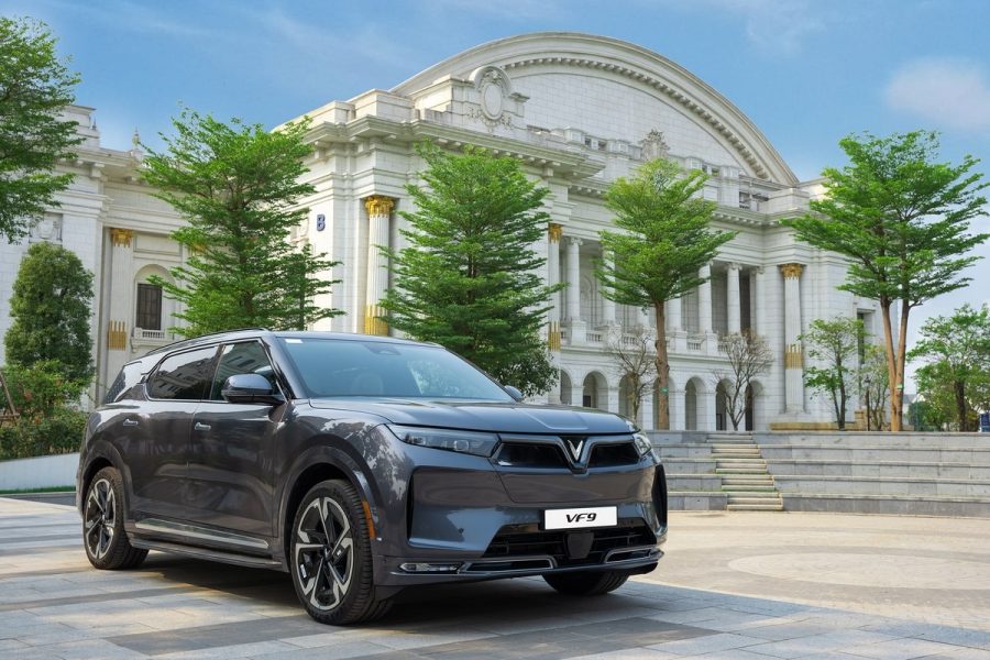 VinFast VF9 màu xám trước tòa nhà kiến trúc cổ điển
