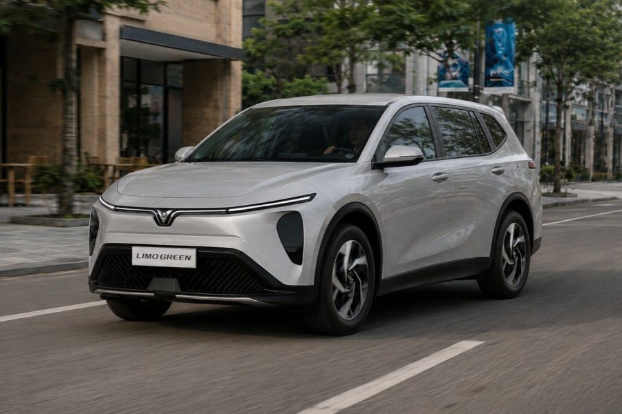 VinFast Limo Green màu bạc chạy trên đường phố