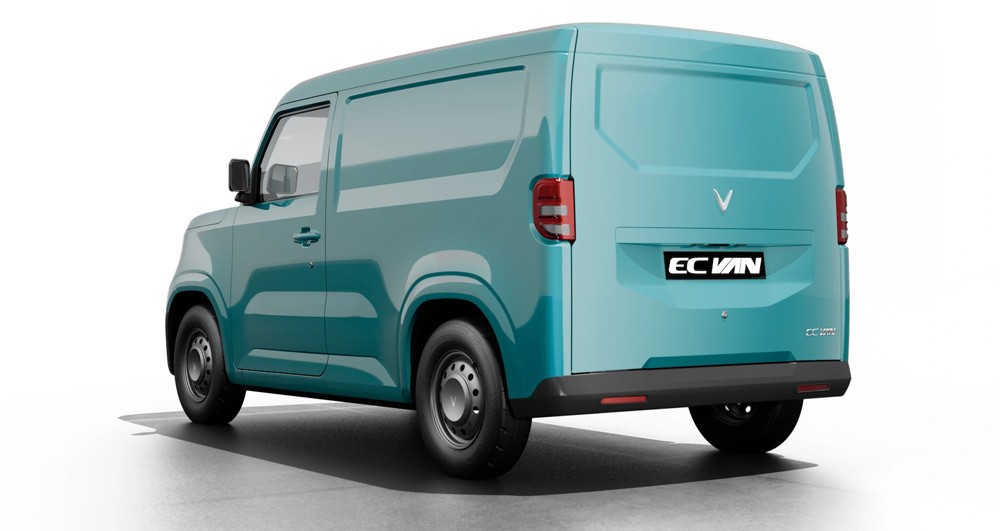 VinFast EC Van màu xanh ngọc nhìn từ góc 3/4 phía sau
