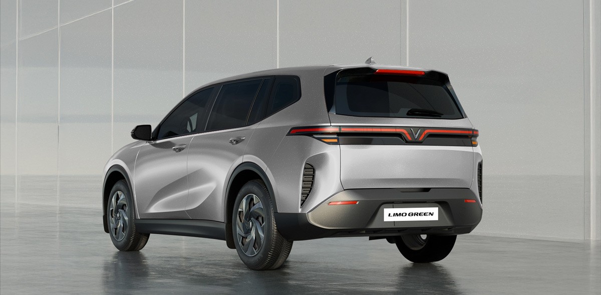 VinFast Limo Green nhìn từ góc 3/4 phía sau
