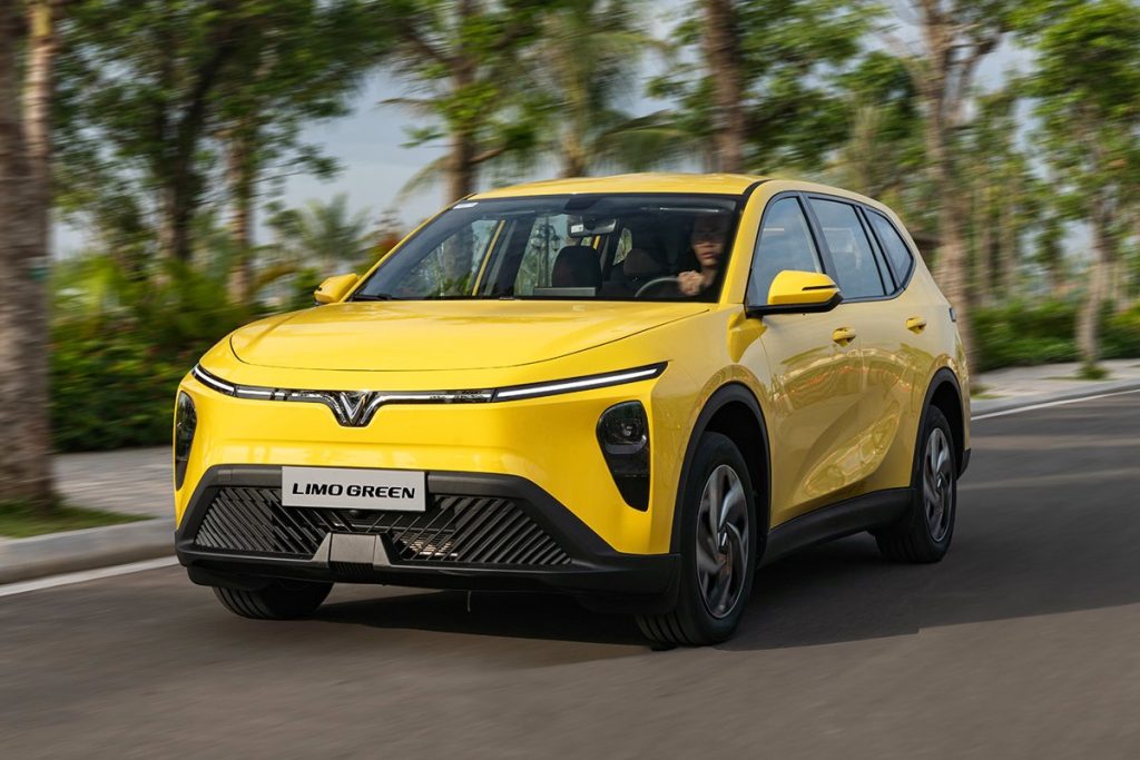 VinFast Limo Green màu vàng chạy trên đường phố