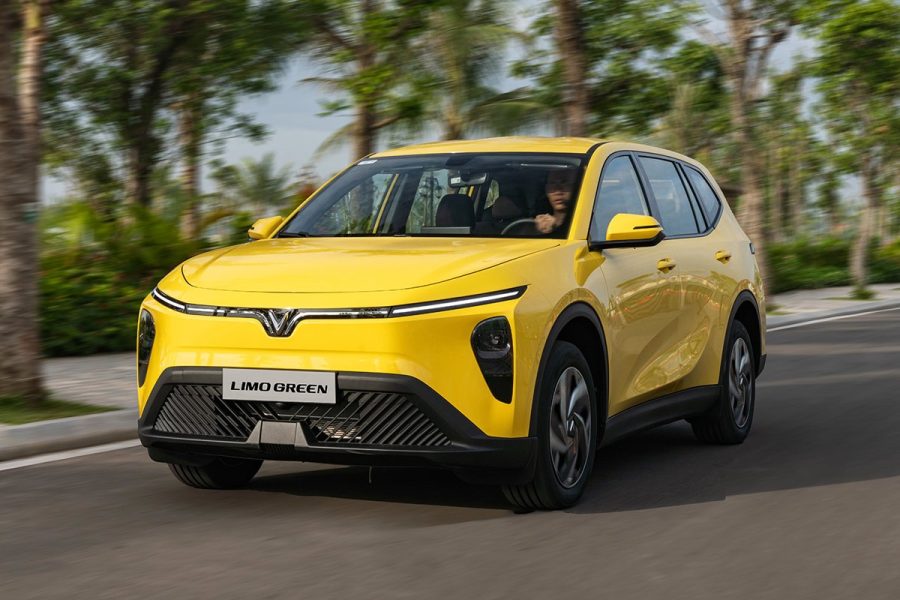 VinFast Limo Green màu vàng chạy trên đường phố