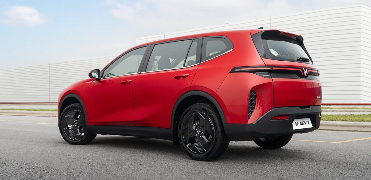 Đuôi xe VinFast MPV 7 màu đỏ nhìn từ góc 3/4 phía sau