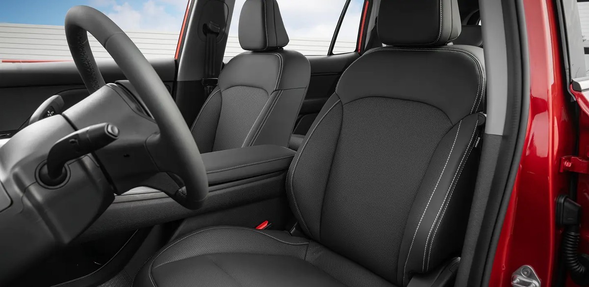 Ghế trước bọc da nhân tạo màu đen trên VinFast MPV 7