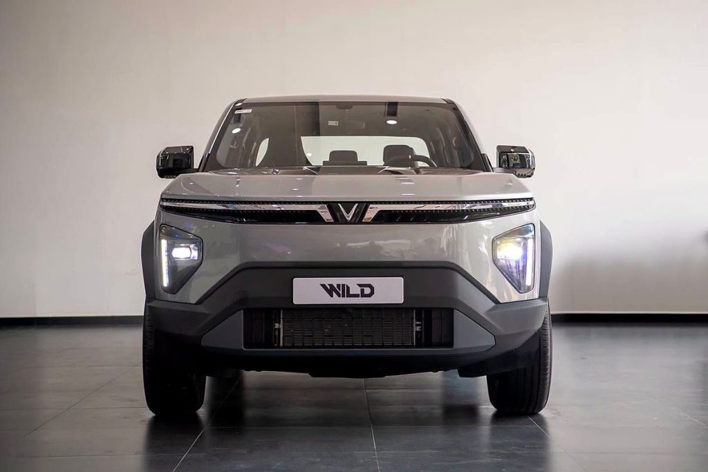 Đầu xe VinFast VF Wild màu bạc trong showroom