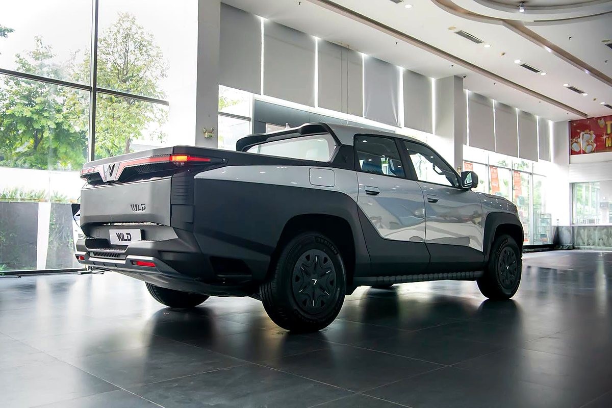 Đuôi xe và thùng hàng VinFast VF Wild trong showroom