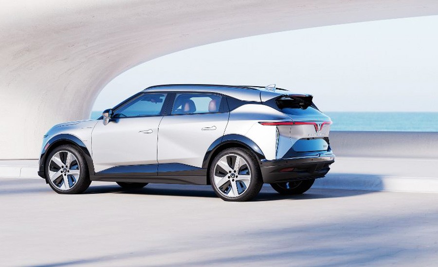 Thân xe VinFast VF7 màu bạc nhìn ngang với đường mái vuốt coupe