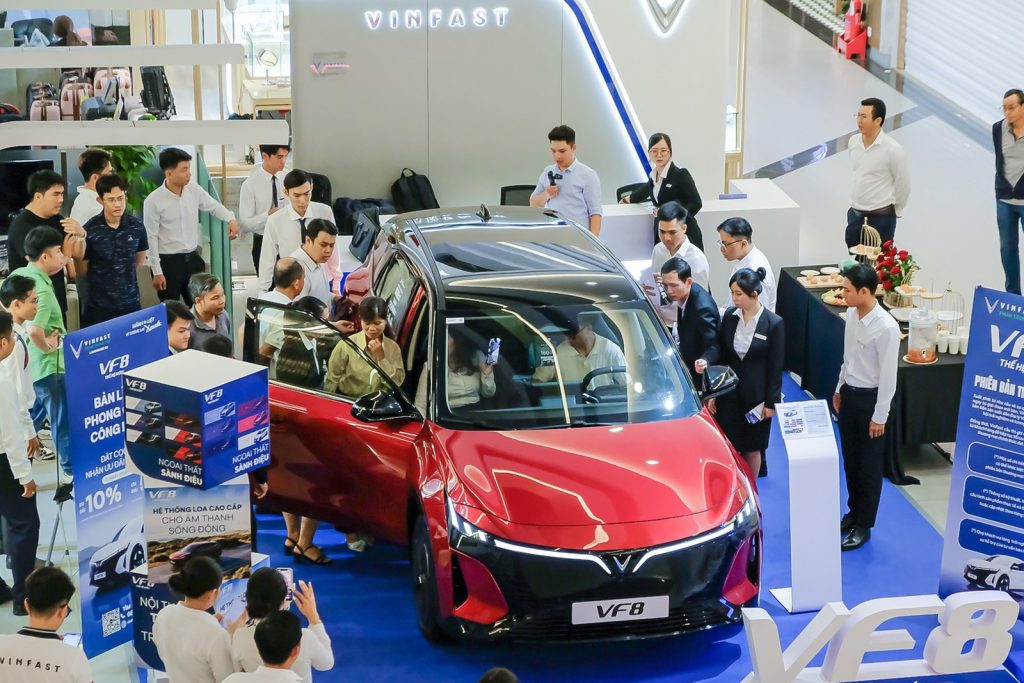Khách hàng tìm hiểu VinFast VF 8 thế hệ mới màu đỏ tại sự kiện trưng bày