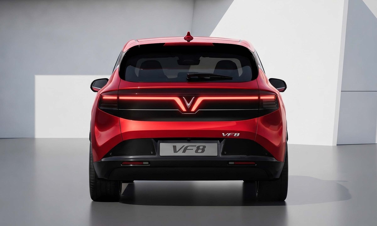 Đuôi xe VinFast VF8 thế hệ mới với dải đèn hậu nối liền